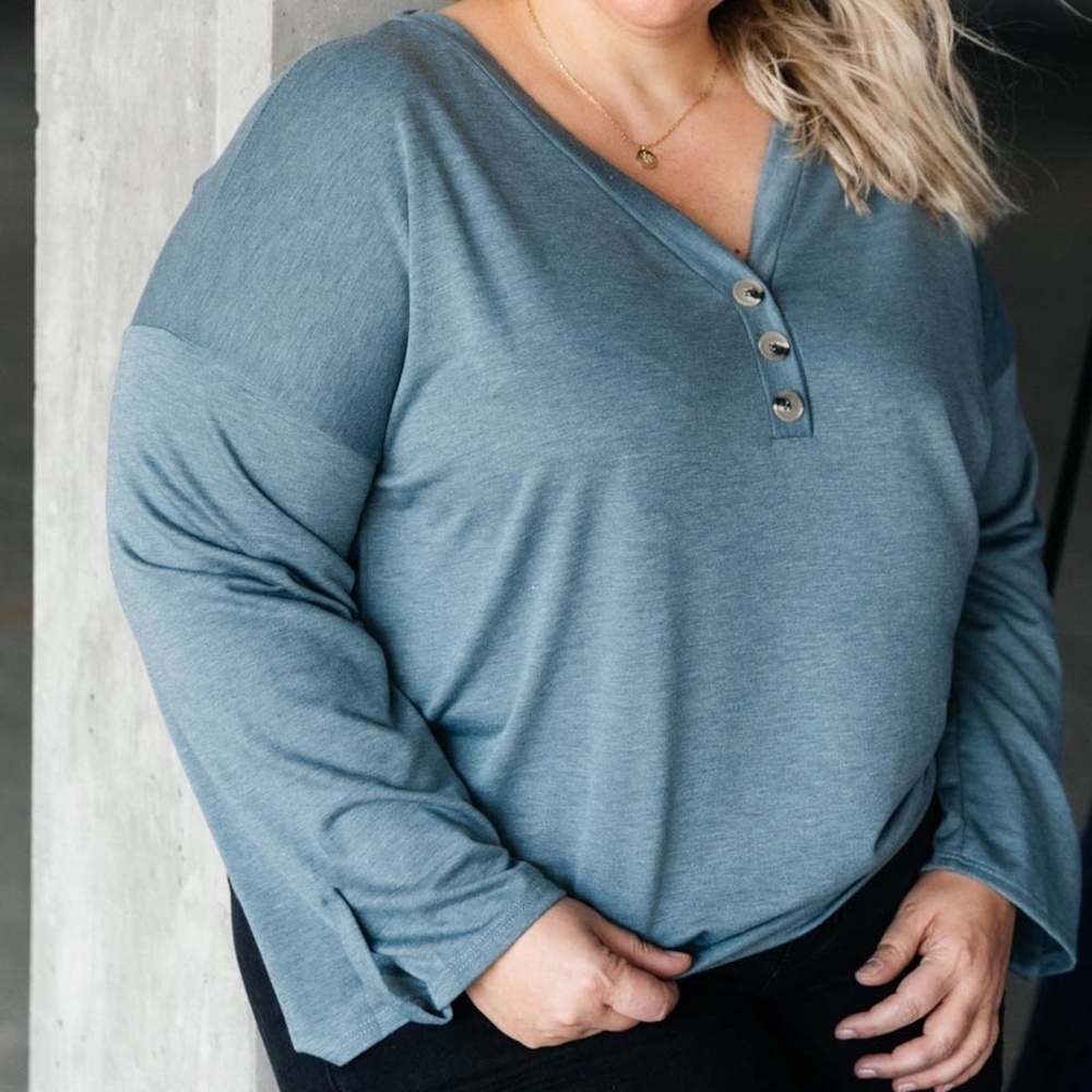 Andree By Unit Button Throw On and Go Top in Teal Size 1x Boho Pullover